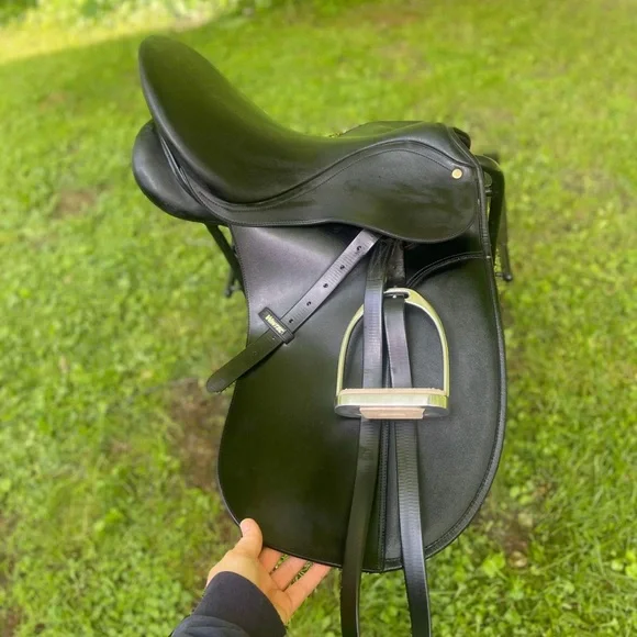 Wintec dressage saddle - Picture 1 of 5